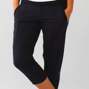 Lululemon In Flux Crop (First Release) Black, size 2.